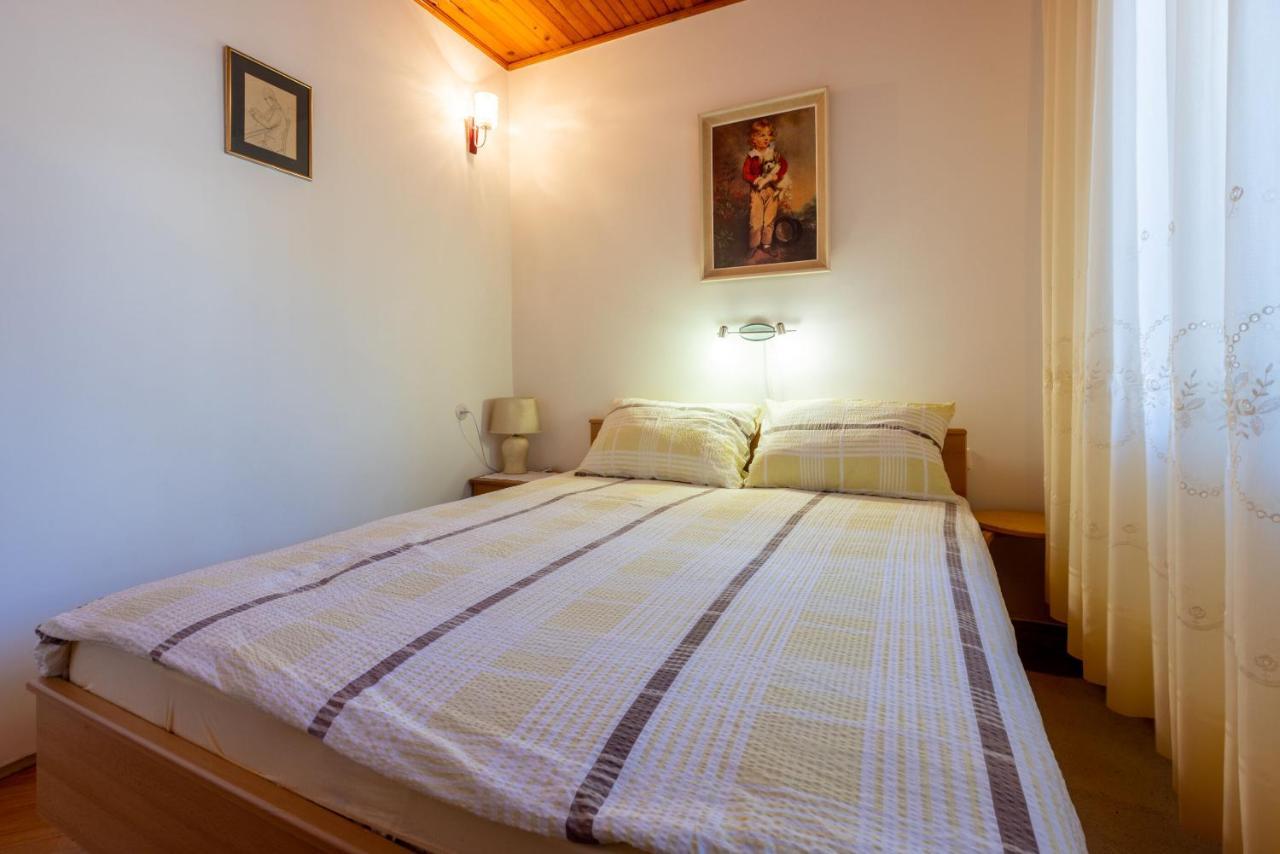 Apartments Hinic Selce Exterior photo